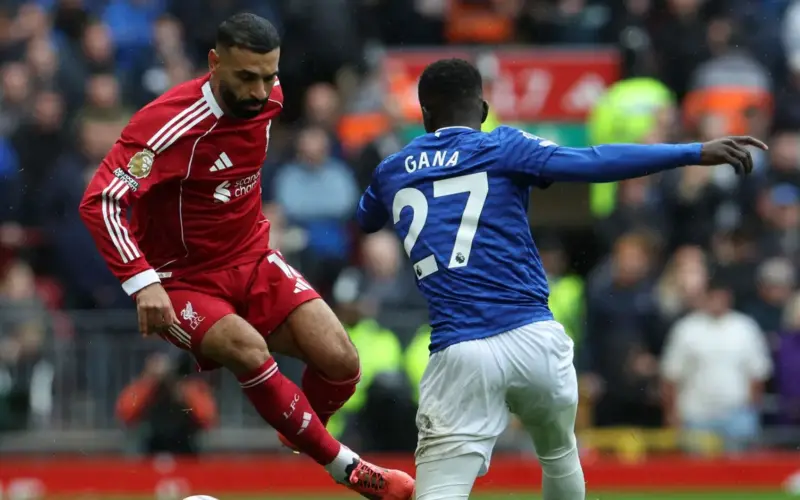 ما القنوات الناقلة لمباراة إيفرتون وليفربول في الدوري الإنجليزي 2025-2026؟ وكيف تتابعها عبر الإنترنت؟